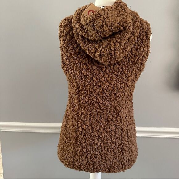 Go Coco Womens Toggle Button Vegan Fur Vest Brown Sherpa Top  size M NWT - Picture 3 of 8